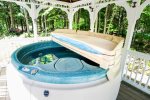 Hot Tub shared with 511 B